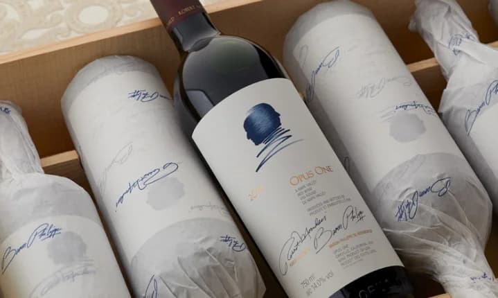 Garrafas de Opus One e Overture em caixa de madeira