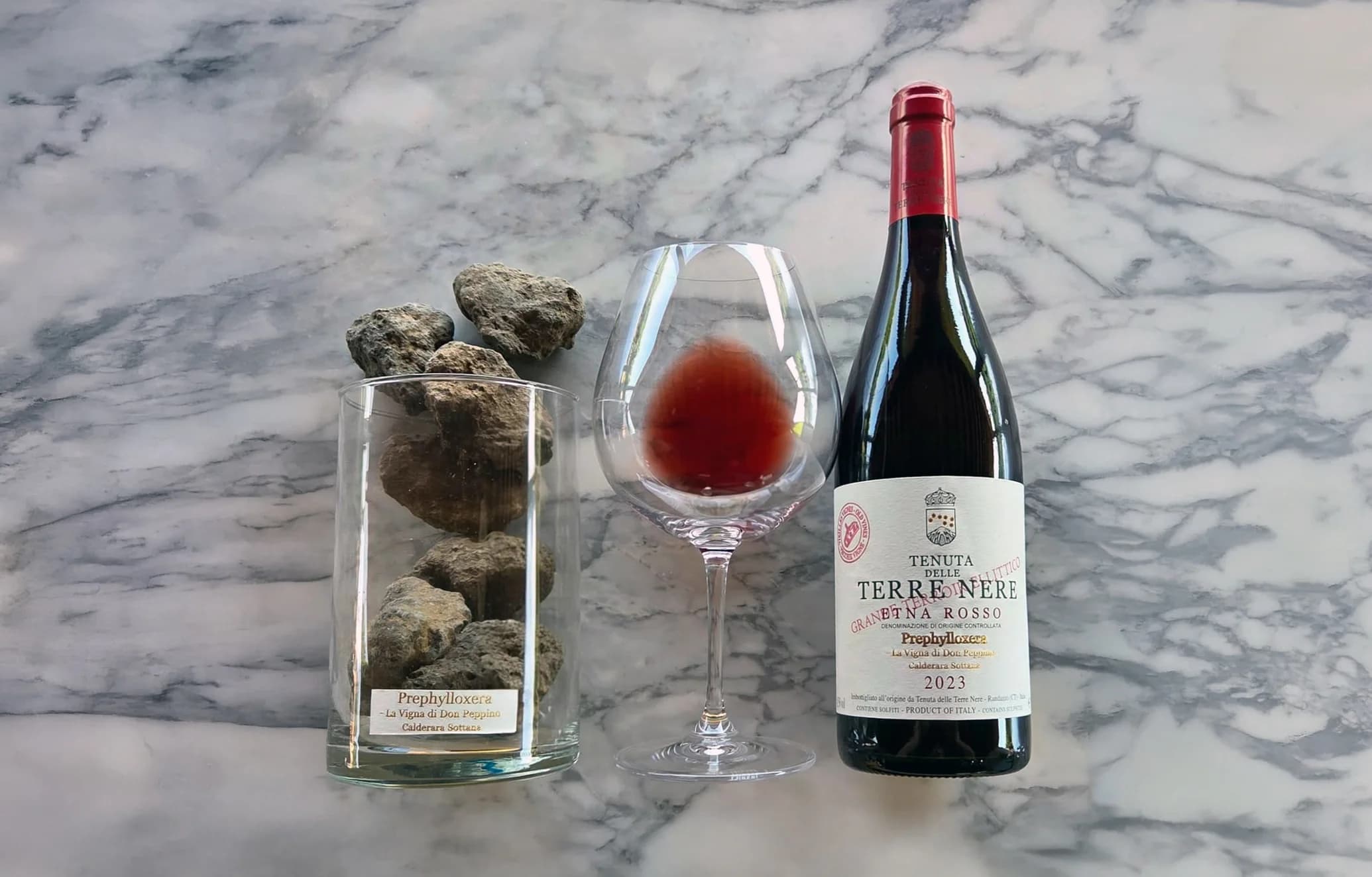 Garrafa de vinho do Etna com rochas vulcânicas